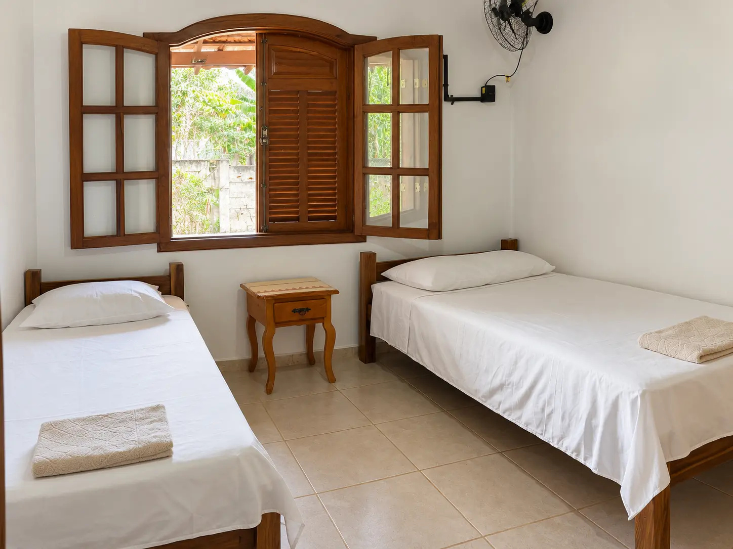 Quarto com camas de solteiro
