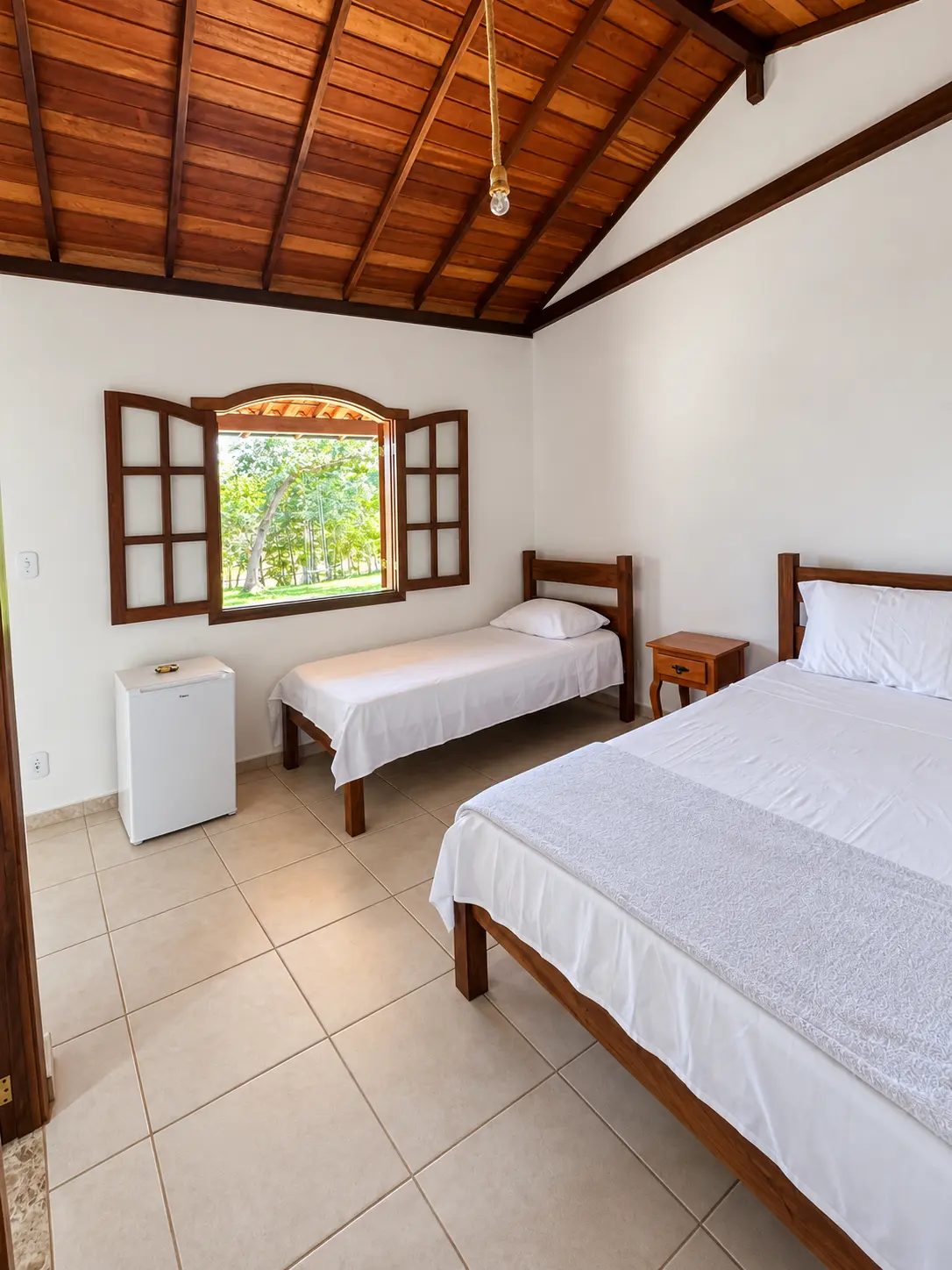 Quarto amplo da pousada