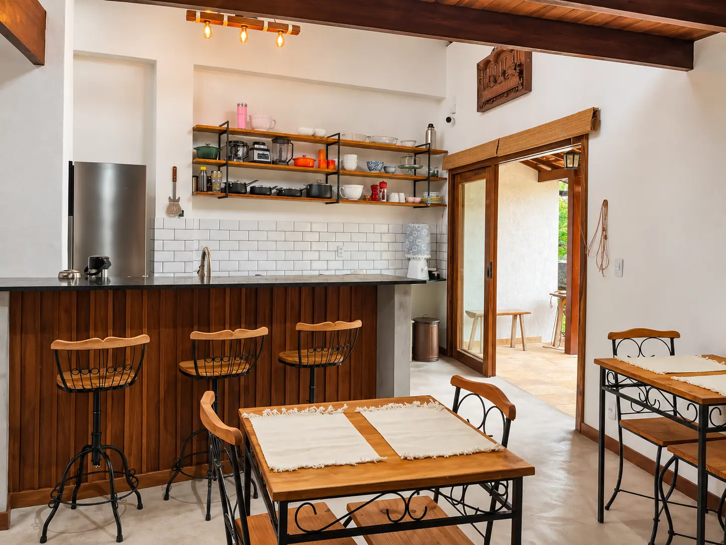Cozinha e salão do café