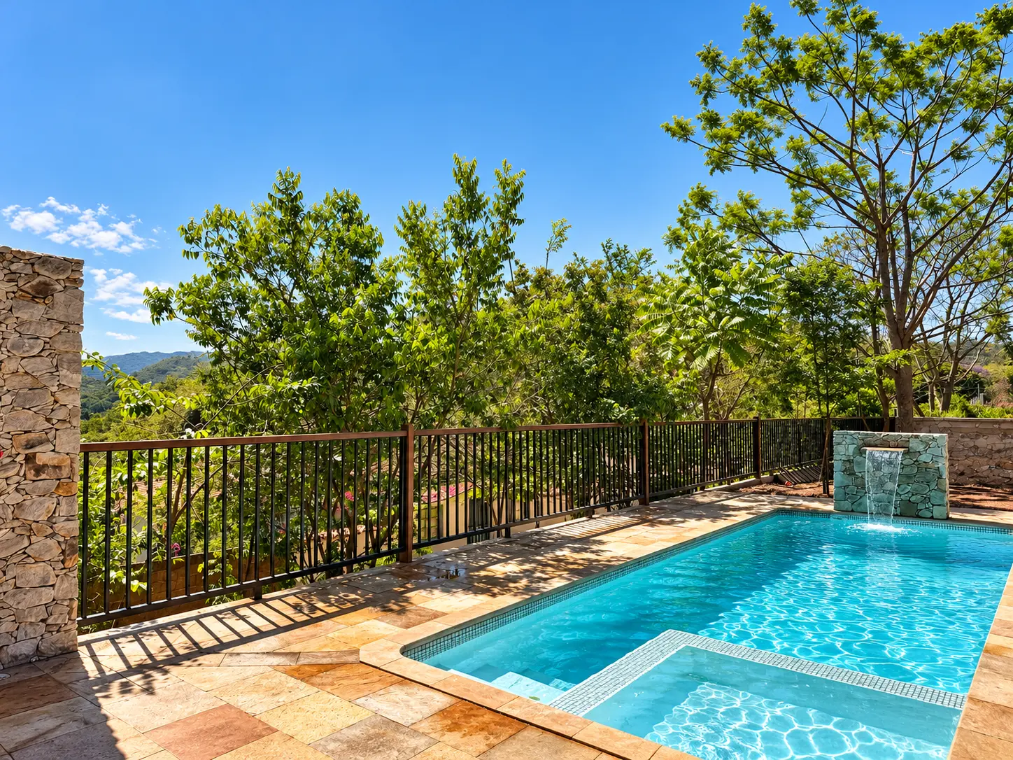 Piscina aquecida com vista para a vegetação