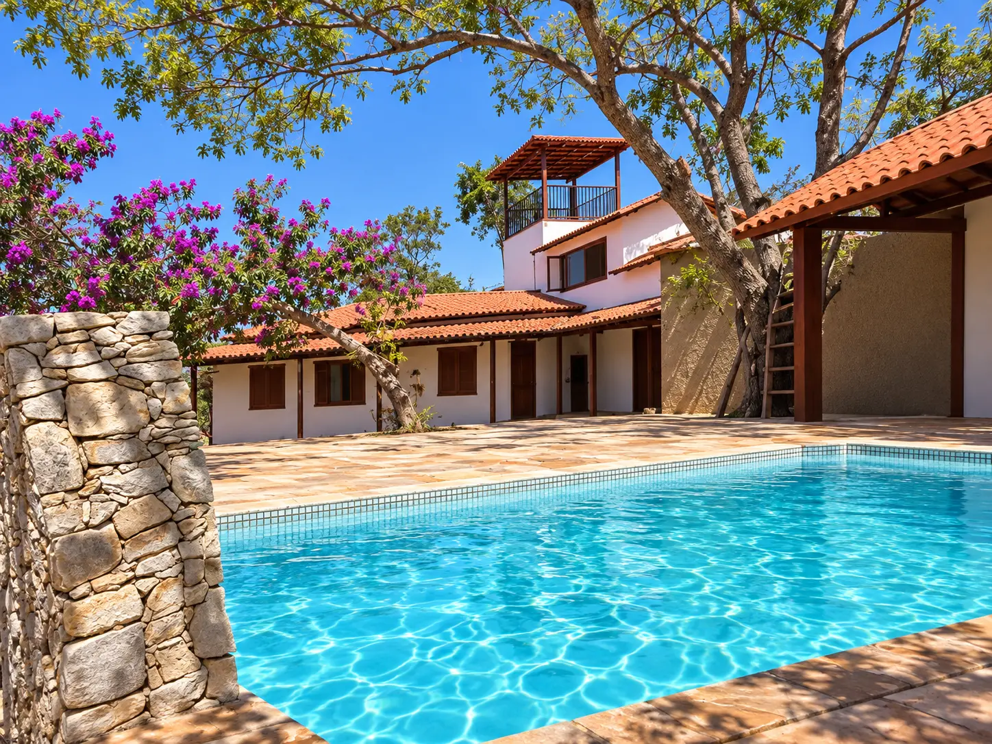 Piscina aquecida em frente à arquitetura da pousada